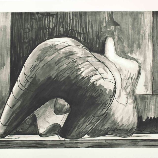 Henry Moore — Каменная лежащая фигура на фоне архитектуры
