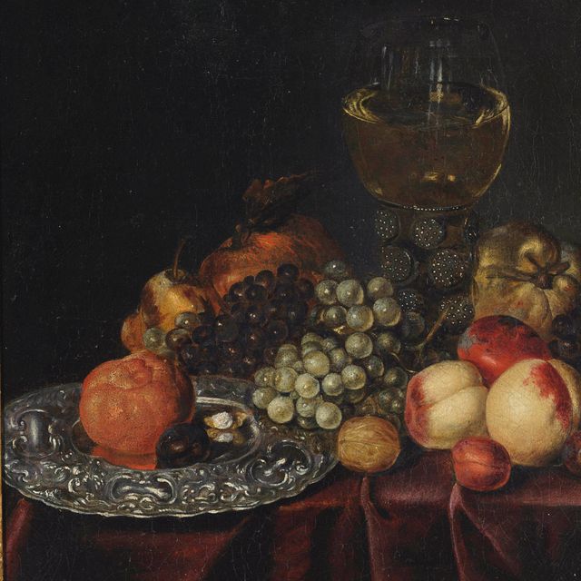 Jan Davidsz. de Heem — Хлебная булочка и слива на серебряном блюде, виноград, персики, груша и бокал "ремер" на задрапированном столе