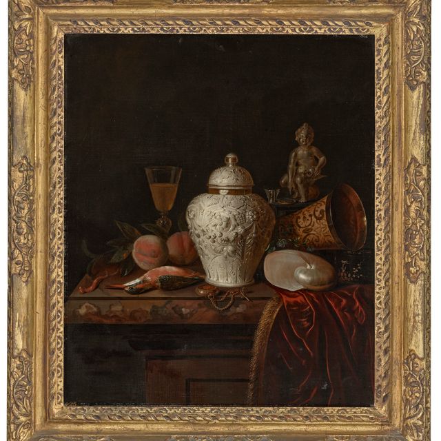 JAR — Резная серебряная банка с имбирем, карманные часы, раковина наутилуса, серебряный с позолотой кубок, зимородок, фрукты и другие предметы на частично задрапированном мраморном выступе