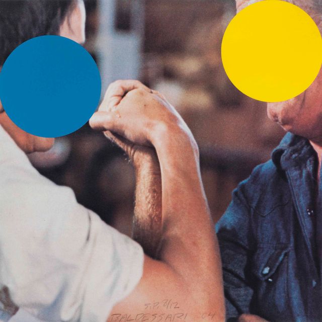 John Baldessari — Два соперника (синий и желтый)