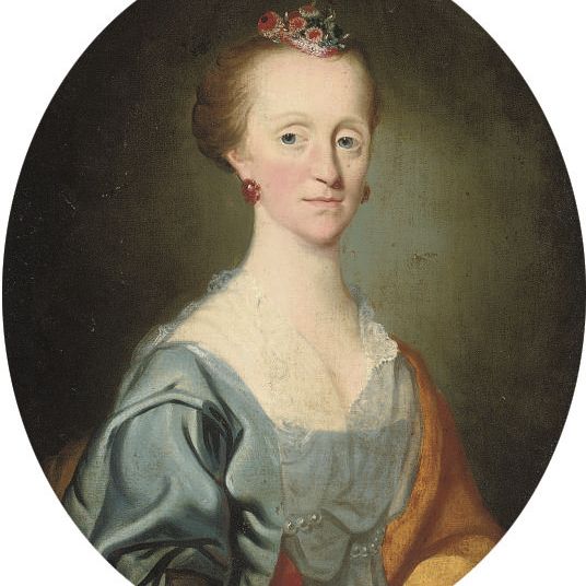 Joseph Wright Of Derby — Портрет дамы, около 1760 года, длиной до груди, в голубом платье и кружевной косынке, с желтой повязкой на голове и заколкой в цветочек