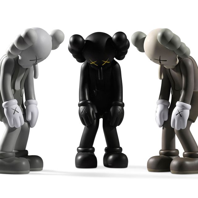 KAWS — (i) МАЛЕНЬКАЯ ЛОЖЬ (СЕРАЯ) (ii) МАЛЕНЬКАЯ ЛОЖЬ (ЧЕРНАЯ) (iii) МАЛЕНЬКАЯ ЛОЖЬ (КОРИЧНЕВАЯ)