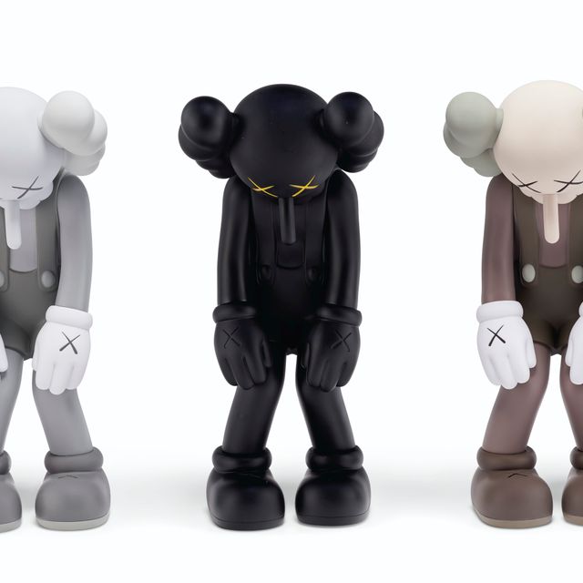 KAWS — МАЛЕНЬКАЯ ЛОЖЬ (КОРИЧНЕВЫЙ), МАЛЕНЬКАЯ ЛОЖЬ (ЧЕРНЫЙ), МАЛЕНЬКАЯ ЛОЖЬ (СЕРЫЙ)