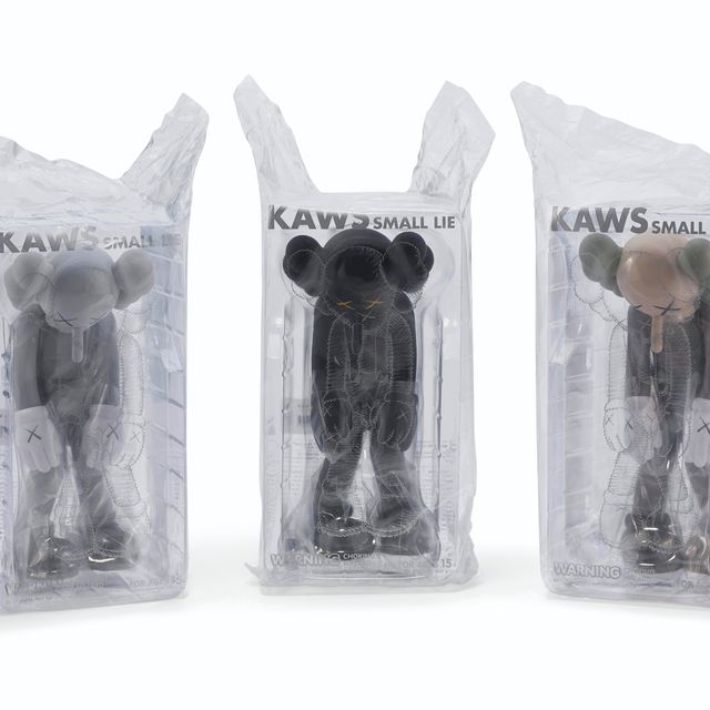 KAWS — МАЛЕНЬКАЯ ЛОЖЬ (КОРИЧНЕВЫЙ), МАЛЕНЬКАЯ ЛОЖЬ (ЧЕРНЫЙ), МАЛЕНЬКАЯ ЛОЖЬ (СЕРЫЙ)