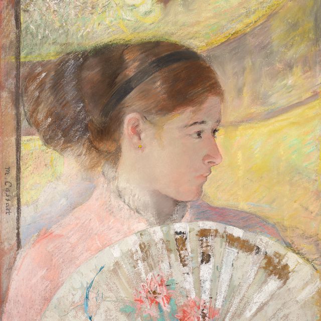 Mary Cassatt — Молодая леди в ложе смотрит направо