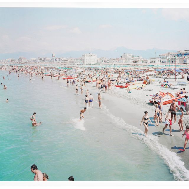 Massimo Vitali — Красные плавники Виареджо, из коллекции пейзажей и фигур