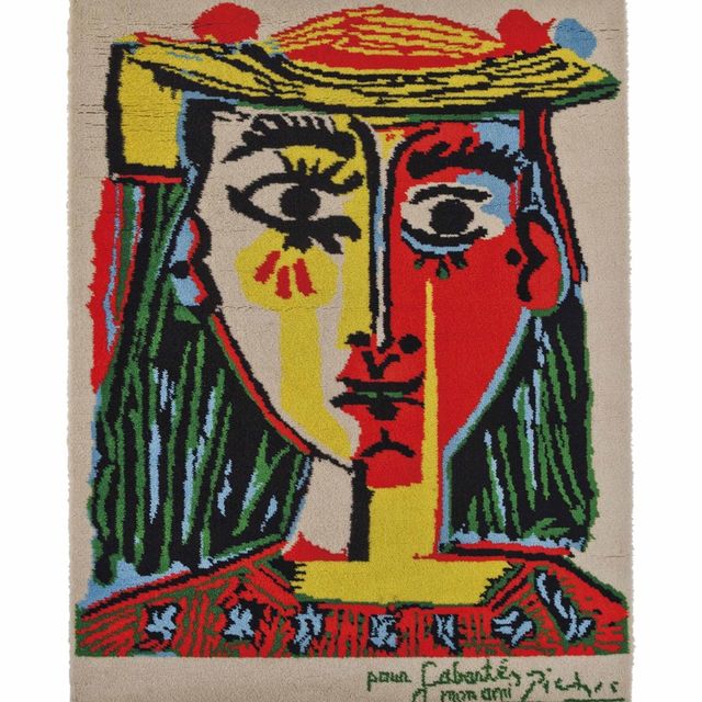 Pablo Picasso — Женская прическа с помпонами и надписью на корсаже
