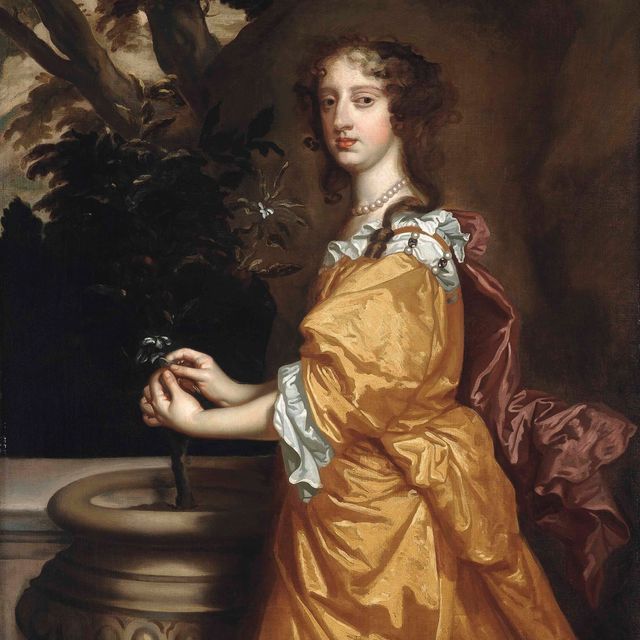 Peter Lely — Портрет леди Элизабет Райотесели, графини Нортумберлендской, позже герцогини Монтегю (1645-1690), в три четверти роста, в золотом платье и жемчужном ожерелье, с нарциссами в руках, стоящей рядом с урной, на фоне пейзажа