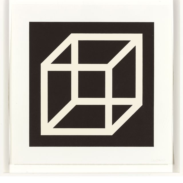 Sol LeWitt — Открытый куб белого цвета на черном фоне